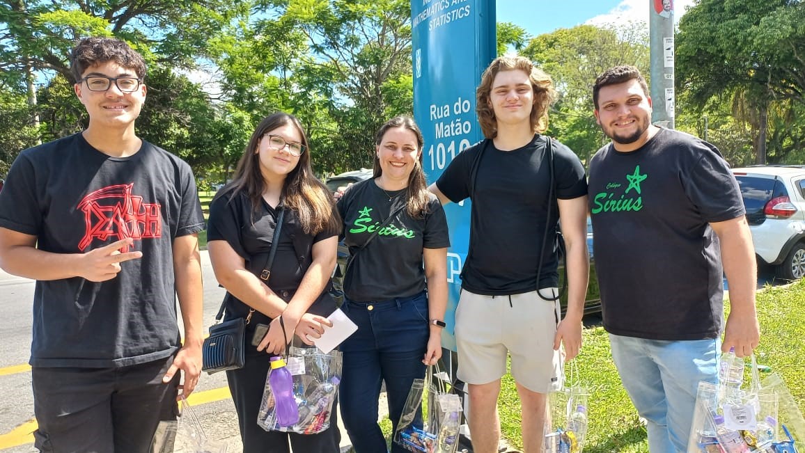 Alunos que realizaram a prova final da Olimpada de Matemtica - OBMEP 2025 foram recepcionados na USP pelos seus professores! - Colgio Estrela Srius