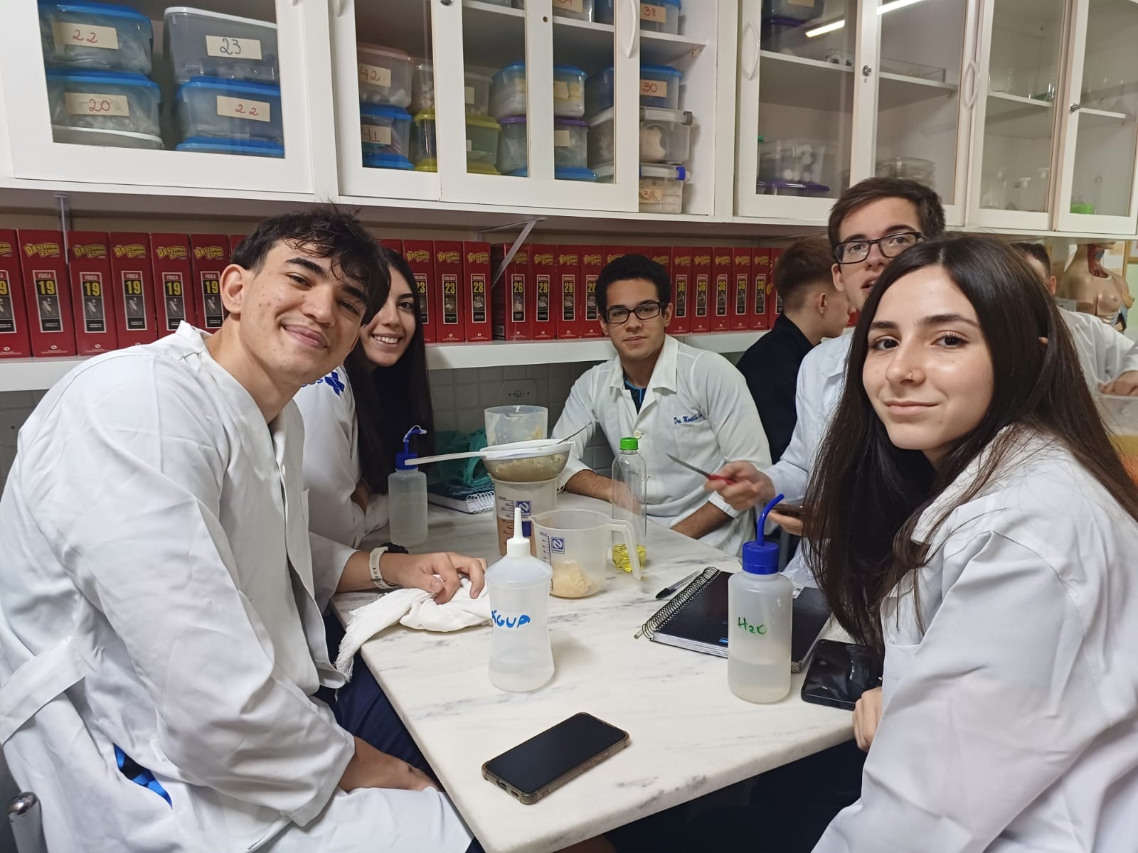 Aula prtica de Qumica no Laboratrio de Cincias possibilita que os alunos do Ensino Mdio aprendam fazendo  sobre a preservao do meio ambiente. - Colgio Estrela Sirius. So Paulo, SP