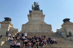 Museu do Ipiranga: passeio de estudos e interao entre as turmas do Ensino Fundamental 2 do Colgio Estrela Srius. - Colgio Estrela Srius