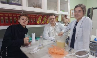 Aula prtica de Qumica no Laboratrio de Cincias possibilita que os alunos do Ensino Mdio 