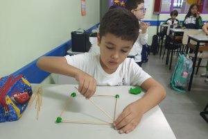 Alunos dos 2s anos do Ensino Fundamental 1 j esto trabalhando com slidos geomtricos! - Colgio Estrela Srius