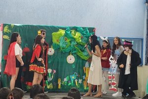 Teatro Alice no pas das maravilhas - Colgio Estrela Srius